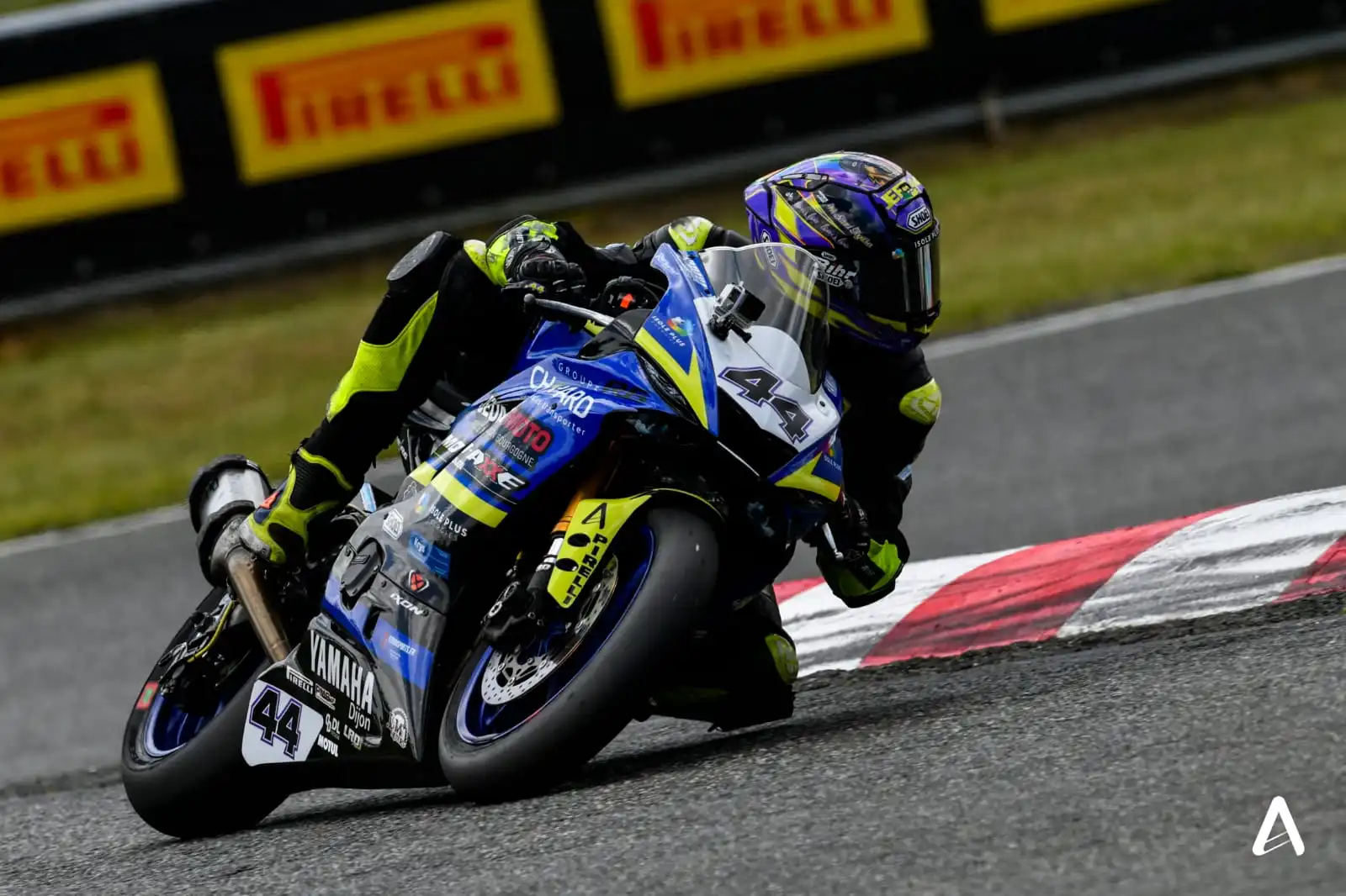 Jeffrey Vermi sur sa moto en train de prendre un virage sur la piste.