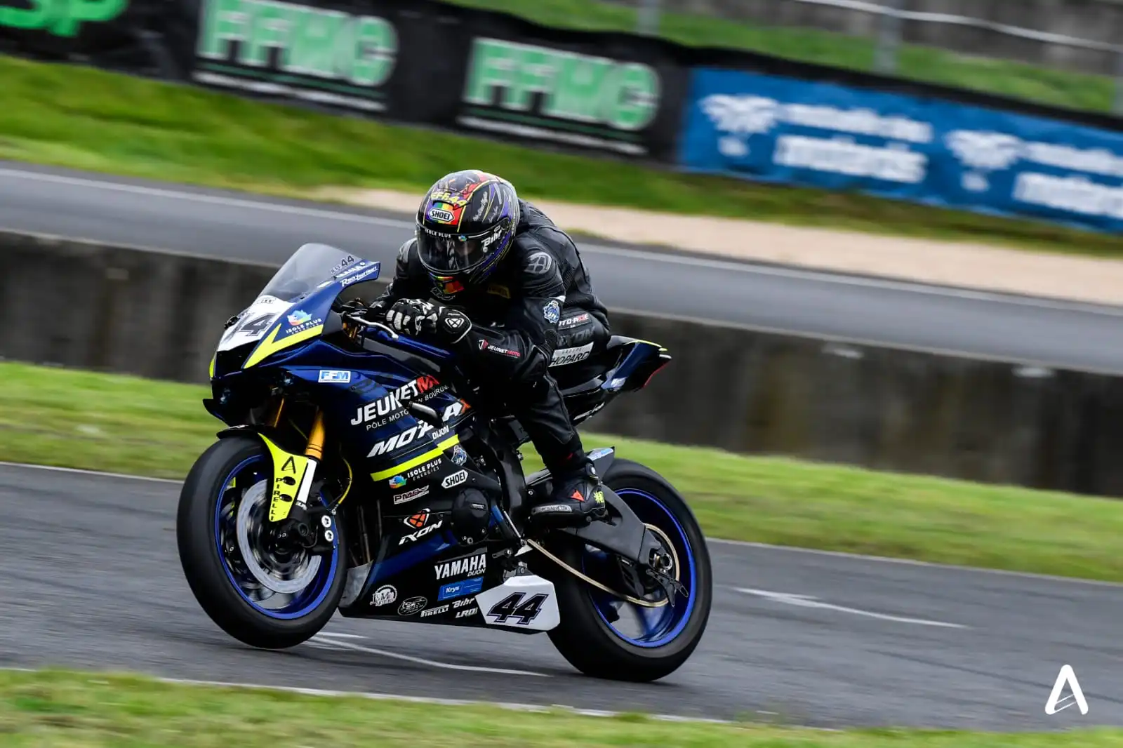 Jeffrey Vermi sur sa moto en train de rouler sur la piste.